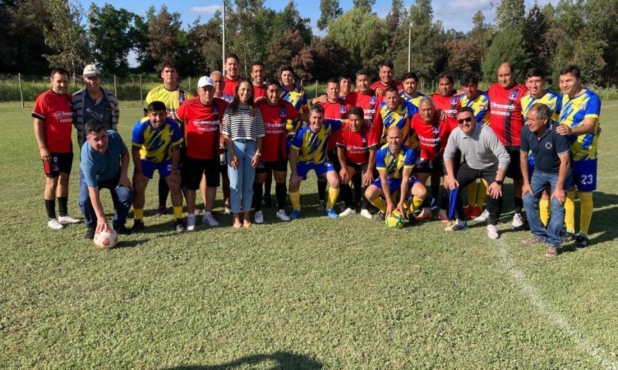 Ex estrellas del fútbol participan de jornada deportiva en Chimbarongo
