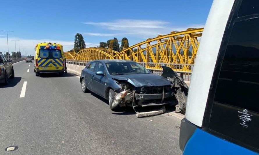 Colisión entre microbús y automóvil deja dos lesionados en Chimbarongo