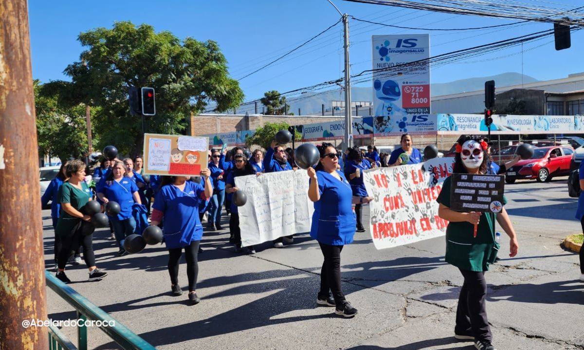 San Fernando: Funcionarias de la JUNJI marchan protestando contra proyecto de ley "Sala Cuna Universal"