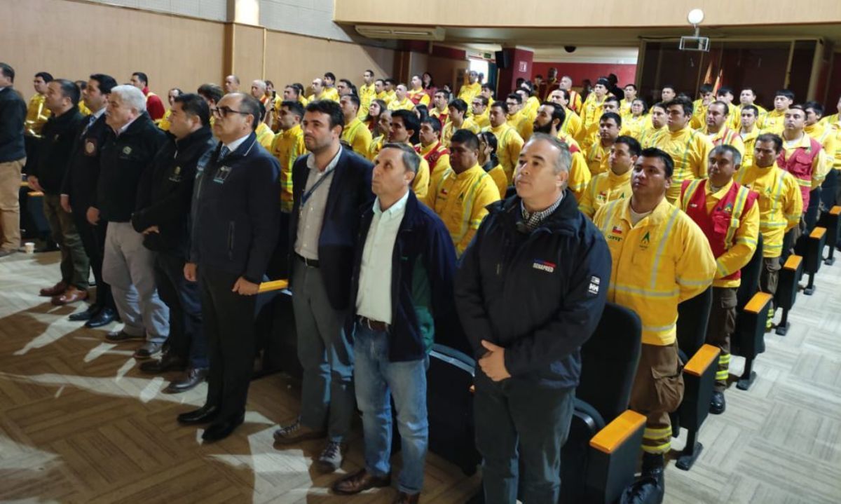 CONAF rinde homenaje a combatientes de incendios forestales por su desempeño