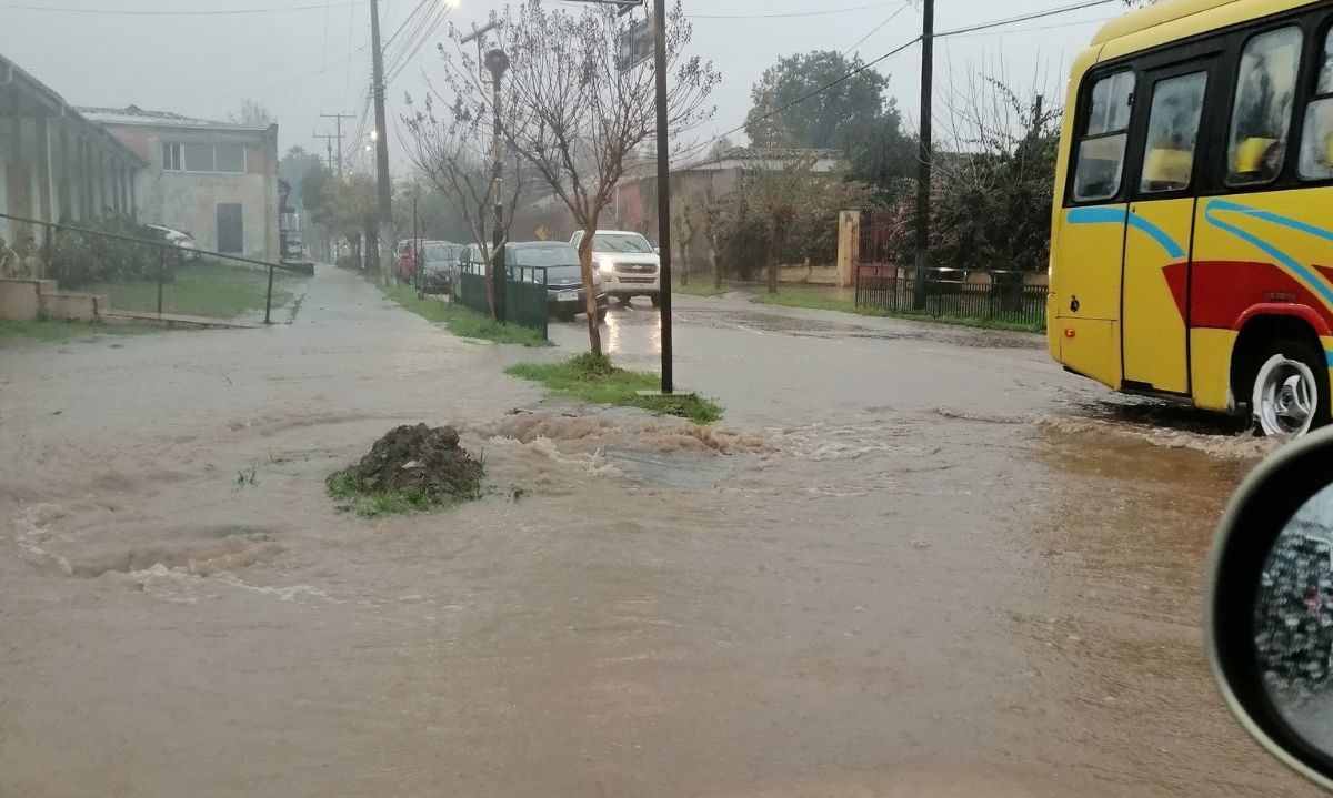 Sistema frontal: Desborde de canales genera anegamientos en calles de Placilla