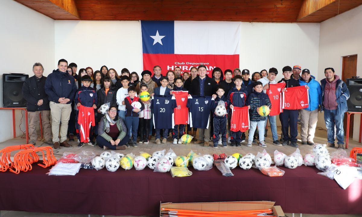 Nueva indumentaria deportiva para la escuela de fútbol 'El Globito' del Club Huracán