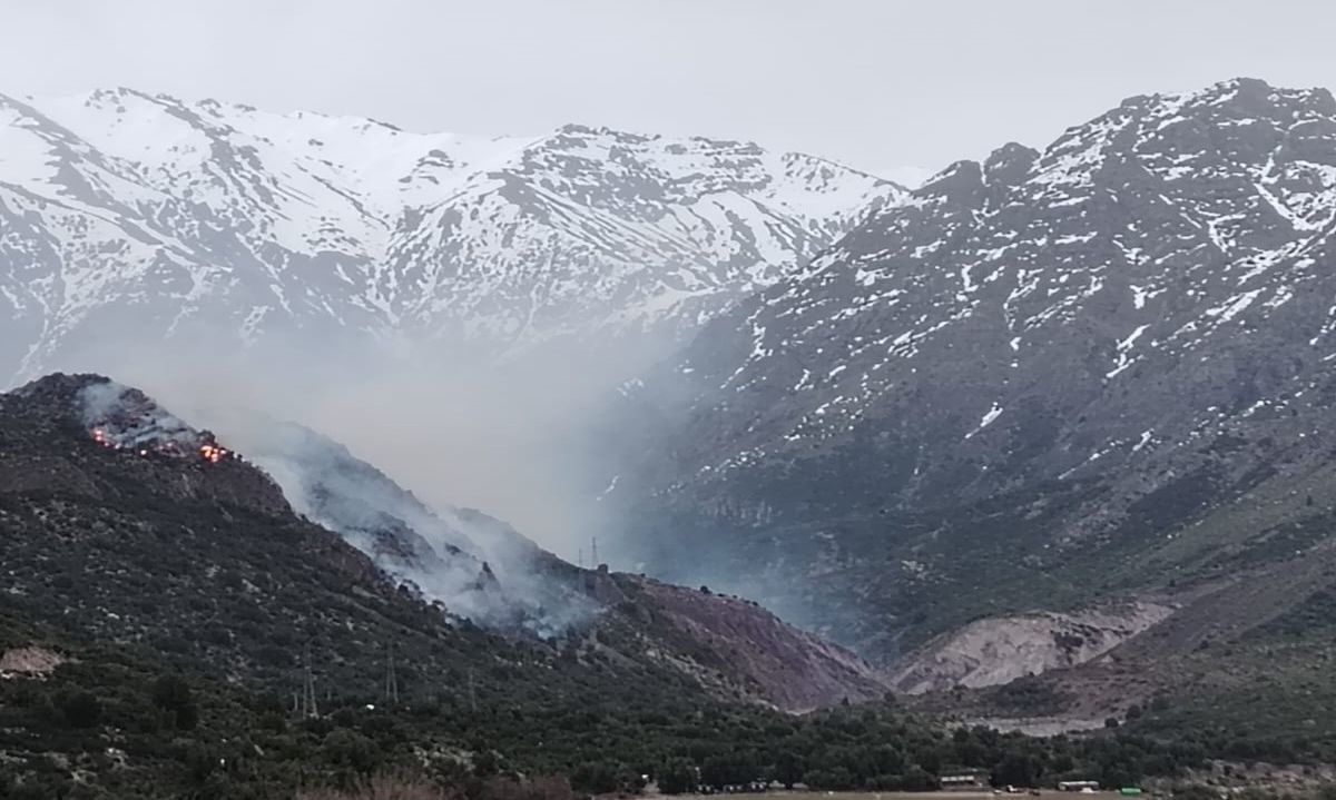 San Fernando:
Incendio forestal en Cajón Cordillerano
