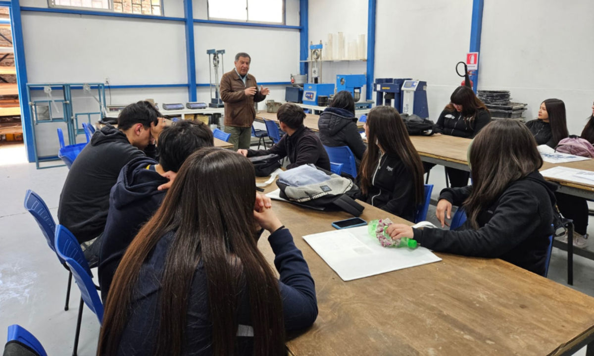 Alumnos de Palmilla visitan instalaciones de AIEP Rancagua