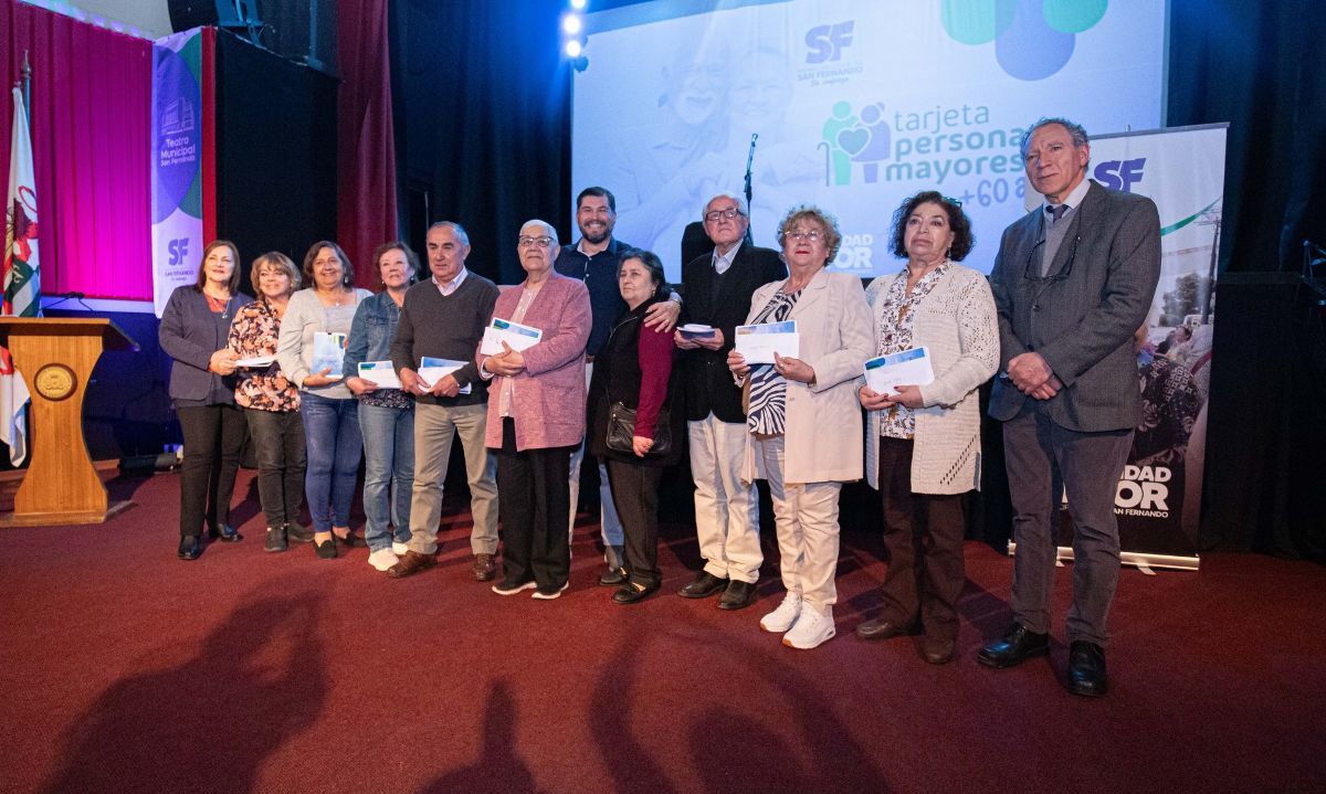 Adultos mayores reciben tarjetas para acceder a descuentos en el comercio de San Fernando