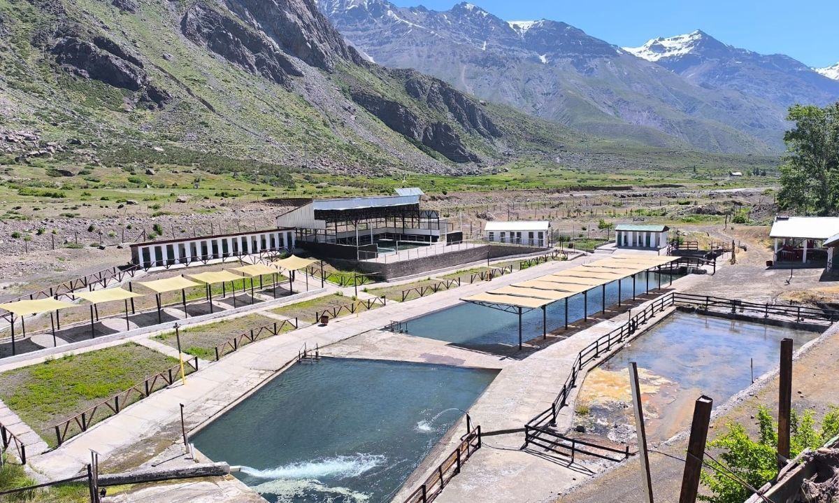 Termas del Flaco:
Residenciales y piscinas termales habilitadas 
